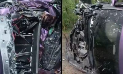 Carro roxo com lataria amassada, interior exposto e gravemente danificado após acidente.