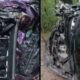 Carro roxo com lataria amassada, interior exposto e gravemente danificado após acidente.