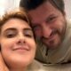 Mila Seidl e Lito Sousa sorrindo em selfie, ele com braço em volta dela