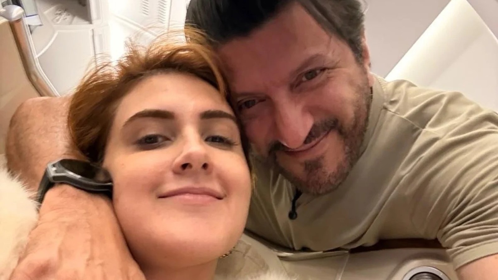 Mila Seidl e Lito Sousa sorrindo em selfie, ele com braço em volta dela
