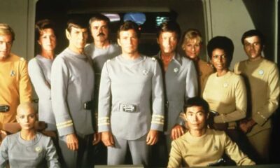 Elenco de Jornada nas Estrelas posando com uniformes da Frota Estelar
