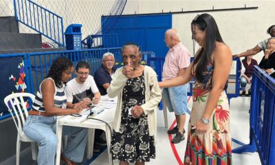 Idosa de 102 anos vai às urnas e dá exemplo ao votar em São João de Meriti