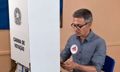 Romeu Zema usa celular na cabine de votação e descumpre regra da Justiça Eleitoral