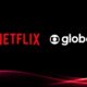 Logos Netflix em vermelho e Globo em branco, em fundo preto com linhas curvas vermelhas