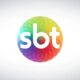 Logo da emissora SBT, com letras brancas dentro de um círculo colorido e vibrante