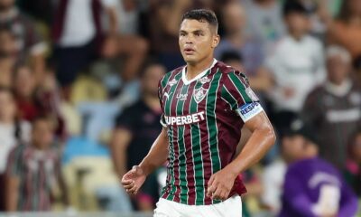 Thiago Silva, jogador do Fluminense, veste camisa listrada verde e grená no campo