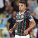Thiago Silva, jogador do Fluminense, veste camisa listrada verde e grená no campo
