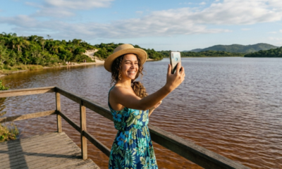 Um paraíso com água azul claro e uma lagoa de Coca-Cola: no litoral fluminense, ela ganha a cor das folhas da restinga e fica a poucos passos do mar