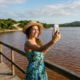Um paraíso com água azul claro e uma lagoa de Coca-Cola: no litoral fluminense, ela ganha a cor das folhas da restinga e fica a poucos passos do mar