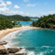 A vila do cacau que encontrou no surfe uma nova identidade e hoje recebe turistas em praias cercadas pela floresta
