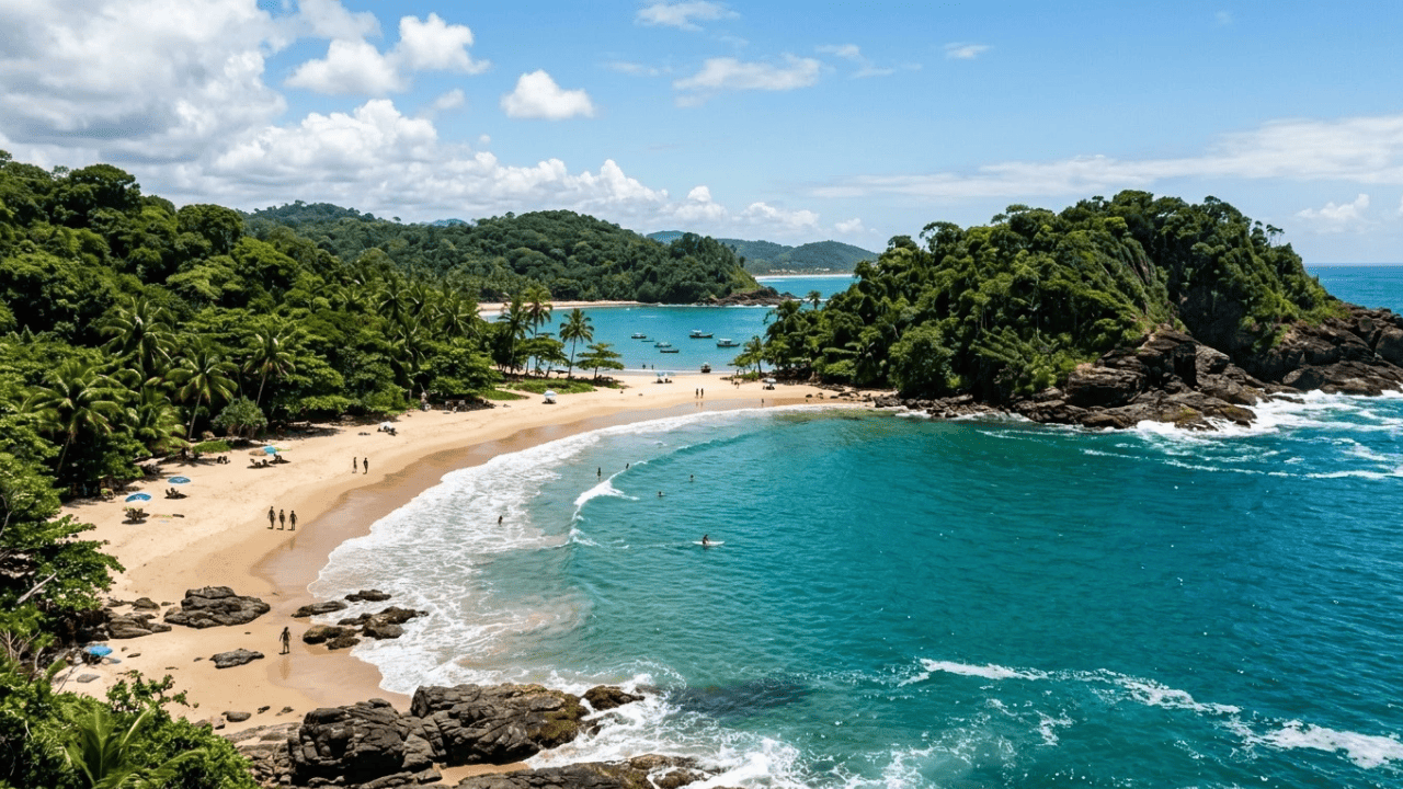 A vila do cacau que encontrou no surfe uma nova identidade e hoje recebe turistas em praias cercadas pela floresta