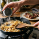 Cozinheiras de mão cheia afirmam: “Para a cebola do bife acebolado não murchar e sumir, não jogue tudo junto na frigideira, mas frite a carne primeiro, retire, e na mesma panela doure a cebola com 2 colheres de água quente por 3 minutos.”