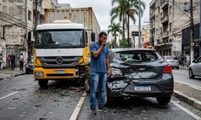 Motorista de aplicativo aluga carro por R$ 2.400 mensais, um caminhão bate na traseira sem culpa dele, e locadora retém R$ 5 mil do cartão de crédito como "taxa de coparticipação"