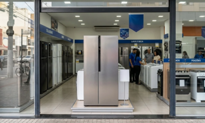 Cliente compra geladeira de mostruário com "pequeno risco" por R$ 3.000, motor queima em 15 dias e loja se recusa a consertar alegando "produto sem garantia"