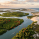 O único delta em mar aberto das Américas tem mais de 70 ilhas, cinco bocas para o oceano e um céu que fica vermelho ao entardecer