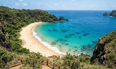 A praia brasileira eleita a mais bonita do mundo só é alcançada por uma escada encravada numa fenda na rocha