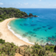 A praia brasileira eleita a mais bonita do mundo só é alcançada por uma escada encravada numa fenda na rocha