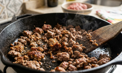 Chefs especialistas indicam: para a carne moída ficar douradinha, não encha a frigideira de uma só vez, mas doure a carne em porções para evitar o excesso de líquido