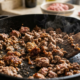 Chefs especialistas indicam: para a carne moída ficar douradinha, não encha a frigideira de uma só vez, mas doure a carne em porções para evitar o excesso de líquido