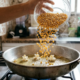 Os cozinheiros concordam: para a pipoca estourar quase toda e sem queimar, coloque só 3 grãos no óleo quente como termômetro e despeje o resto do milho apenas quando eles estourarem