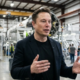 Frase do dia de Elon Musk: "Não confunda escolaridade com educação. Eu não estudei em Harvard, mas as pessoas que trabalham para mim estudaram." Uma reflexão sobre diploma, aprendizado contínuo e o que realmente faz diferença na carreira