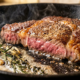 Chefs de cozinha afirmam: “Para o bife ficar suculento e douradinho, não tempere a carne crua com sal, mas só depois de selar os dois lados na frigideira quente”