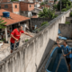 Vizinho constrói paredão de 4 metros para cobrir piscina do outro com sombra por vingança de festa até as 23h, perde na Justiça e é condenado com multa diária de R$ 1.200 por atraso