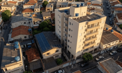 Vizinho manda construir prédio de 8 andares e bloqueia 100% das placas solares da casa ao lado: ele foi condenado a pagar R$ 5.200 por mês junto a construtora