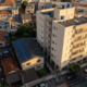 Vizinho manda construir prédio de 8 andares e bloqueia 100% das placas solares da casa ao lado: ele foi condenado a pagar R$ 5.200 por mês junto a construtora