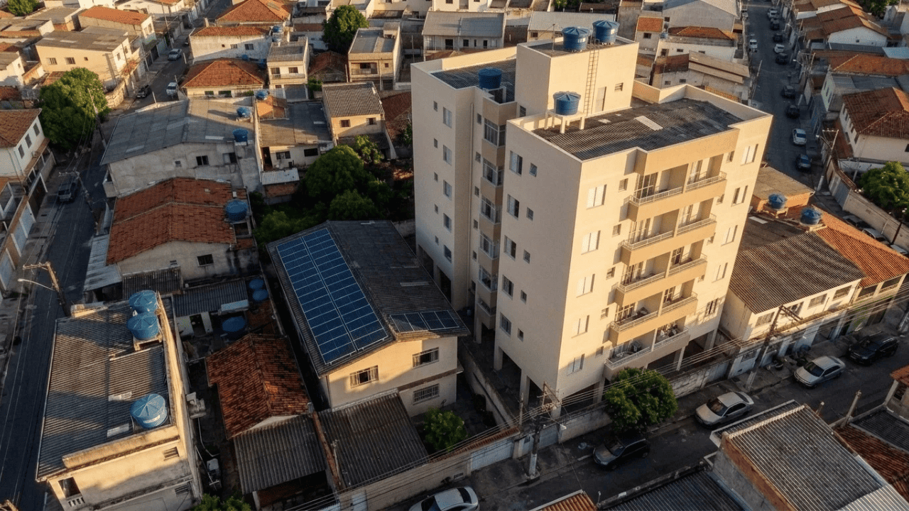 Vizinho manda construir prédio de 8 andares e bloqueia 100% das placas solares da casa ao lado: ele foi condenado a pagar R$ 5.200 por mês junto a construtora