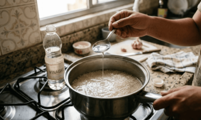 Colocar uma colher de vinagre ainda no preparo do arroz: para que serve o truque e por que é recomendado para quem costuma empapar o arroz