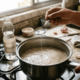 Colocar uma colher de vinagre ainda no preparo do arroz: para que serve o truque e por que é recomendado para quem costuma empapar o arroz