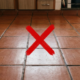 Adeus aos azulejos na cozinha: a tendência minimalista que renova o piso em um dia sem precisar contratar pedreiros gastando pouco