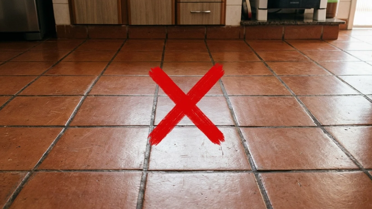 Adeus aos azulejos na cozinha: a tendência minimalista que renova o piso em um dia sem precisar contratar pedreiros gastando pouco