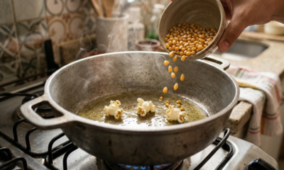 Chefs de cozinha concordam: para a pipoca estourar quase toda, coloque 3 grãos no óleo e só despeje o resto quando eles estourarem