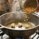Chefs de cozinha concordam: para a pipoca estourar quase toda, coloque 3 grãos no óleo e só despeje o resto quando eles estourarem