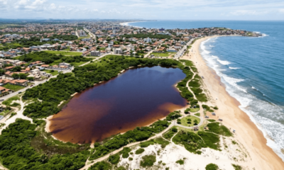 Parece refrigerante, mas é água doce: a lagoa no RJ que ganhou fama pela cor escura em meio ao litoral azul