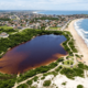 Parece refrigerante, mas é água doce: a lagoa no RJ que ganhou fama pela cor escura em meio ao litoral azul