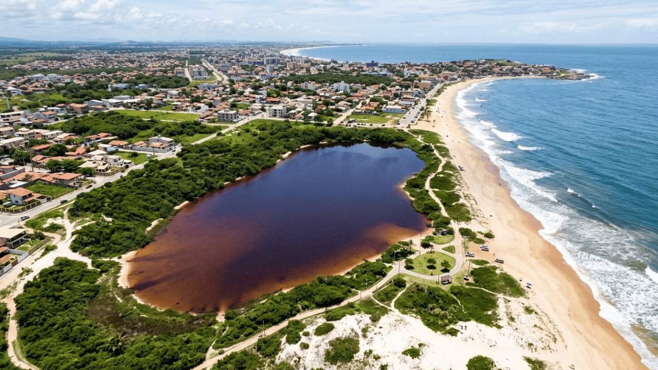 Parece refrigerante, mas é água doce: a lagoa no RJ que ganhou fama pela cor escura em meio ao litoral azul