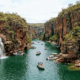 Um cânion verde esmeralda brasileiro onde cachoeiras caem direto no lago, café tem o selo de origem e existe regras de navegação para chegar perto dos paredões