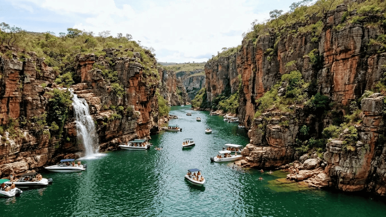 Um cânion verde esmeralda brasileiro onde cachoeiras caem direto no lago, café tem o selo de origem e existe regras de navegação para chegar perto dos paredões