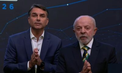 Luiz Inácio Lula da Silva e Jair Bolsonaro, em trajes formais, com mãos postas.