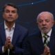 Luiz Inácio Lula da Silva e Jair Bolsonaro, em trajes formais, com mãos postas.