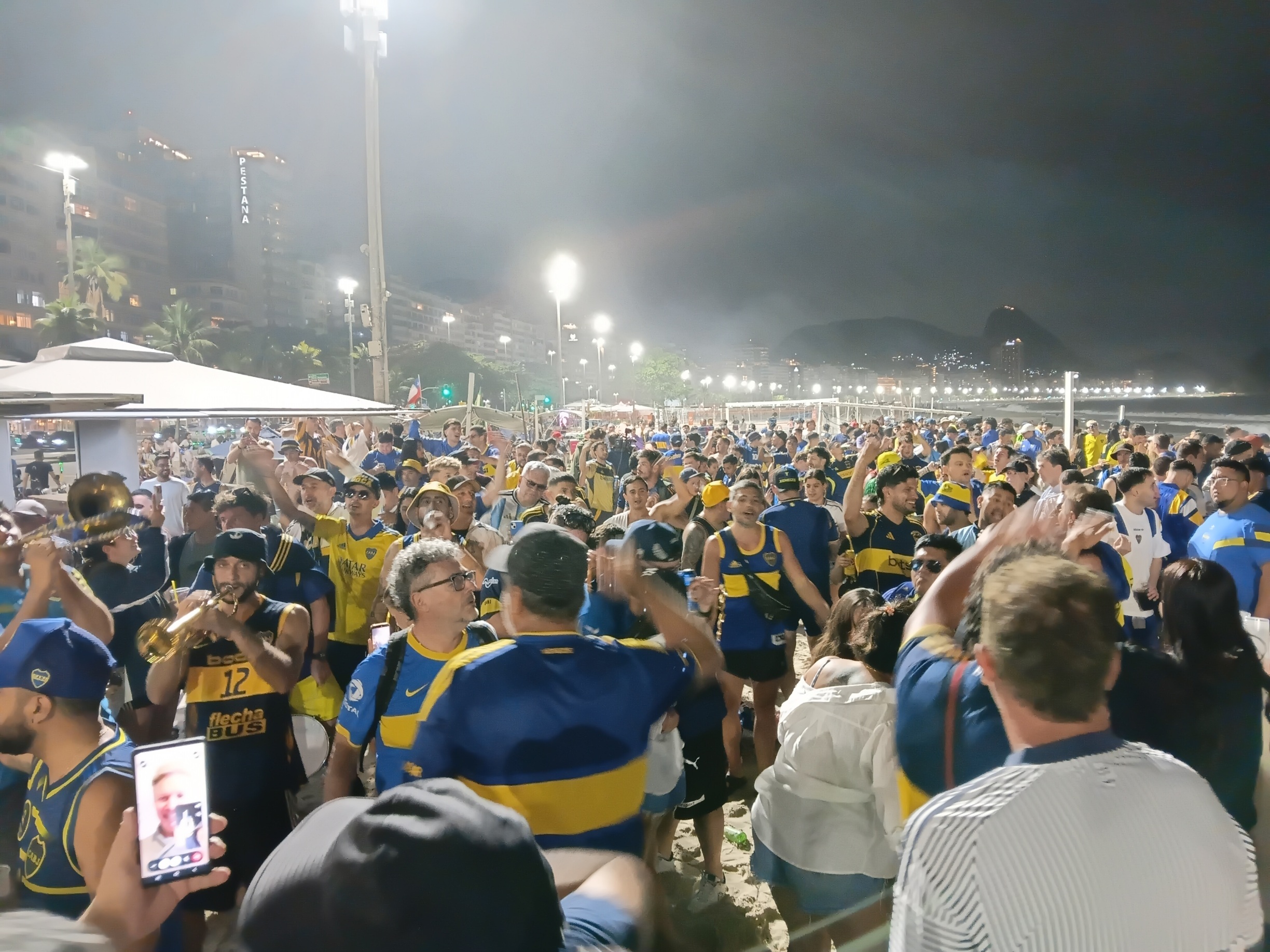 Torcida do Boca Juniors em Copacabana (Foto: Gabriel Andrezo/Rádio Tupi)