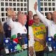 Lula e Janja acenam em coletiva com número 13 em camisas e microfones