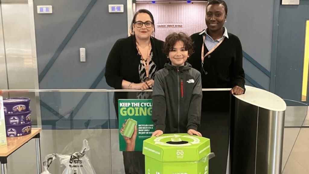 Menino começa a recolher garrafas descartadas aos 3 anos, abre a própria empresa aos 5 e, antes mesmo de completar 13 anos, transforma a reciclagem em um negócio milionário