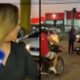 Tela dividida: repórter com microfone, cena noturna de acidente com moto caída e pessoas