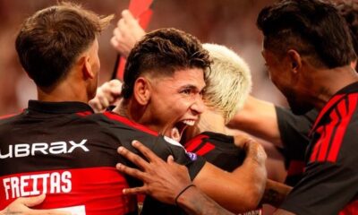 Jogadores do Flamengo em camisa preta e vermelha celebram efusivamente um gol