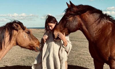 Em 1997, ela foi a primeira Lara Croft de carne e osso e, quase 30 anos depois, vive em 162 hectares nas serras do Uruguai, onde já resgatou mais de 80 cavalos