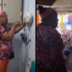 Mulher de óculos na escola, à esquerda manipulando aparelho, à direita diante de alunos sentados no chão